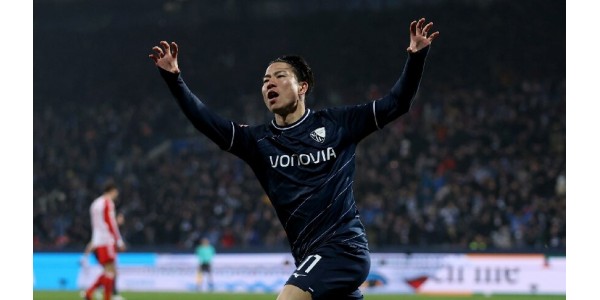Zawodnik VfL Bochum Takuma Asano ma dobrego ducha futbolu